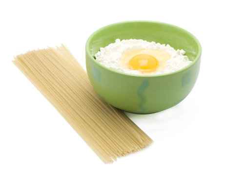 An egg is in a flour and fedelini