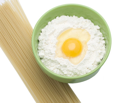 An egg is in a flour and fedelini
