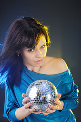 Naklejka premium Portrait of young woman with disco ball