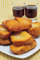 torrijas y moscatel, postre típico de España en Pascua