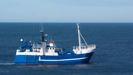 Foto op Plexiglas Blue fishing boat © panalot