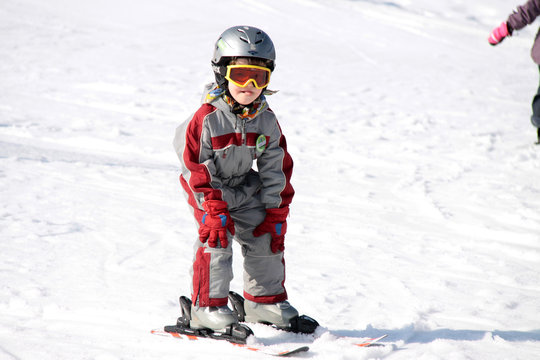 Ein kleiner Skifahrer im Winterurlaub in Skischule f&uuml;r Kinder