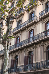 Fototapeta na wymiar Balkony i okna na ulicy w Barcelonie