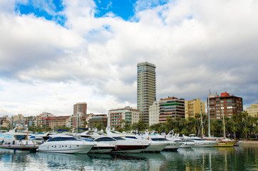 Fototapeta na wymiar Łodzie i jachty w marinie, Santa Barbara, Alicante, Hiszpania