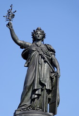 Fototapeta na wymiar Statua Marianne, Place de la République, Paryż, Francja.