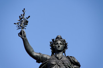 Statue de Marianne tenant une branche d'olivier. Paris.