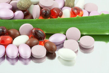 nutriments, compléments alimentaires sur feuille d'aloe vera