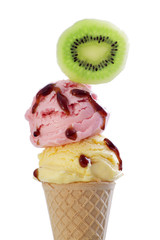 Vanilleeis und Erdbeereis mit Kiwi als Dekoration