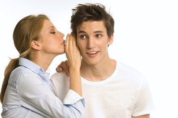 Frau und Mann flüstern