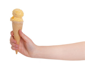 Ausgestreckte Hand mit Tüteneis