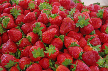 Viele Erdbeeren aufeinander liegend