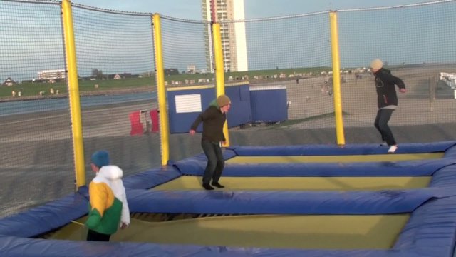 Trampolin springende Kinder