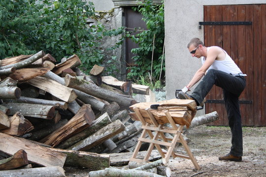 Homme qui coupe le bois