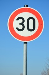 Zulässige Höchstgeschwindigkeit 30 km/h