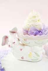 Obraz na płótnie Canvas Cupcake In Easter Bunny Dish