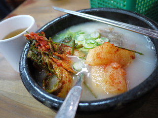 Naklejka premium 韓国の名物料理「ソルロンタン」