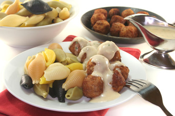 Köttbullar mit Nudeln