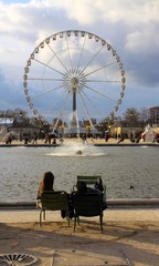 amoureux des tuileries devant la roue de la concorde