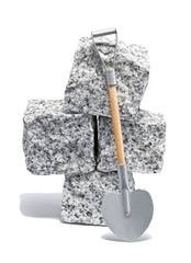 Granitblöcke mit Schaufel