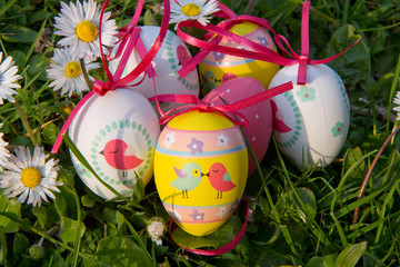 uova pasquali decorate su prato