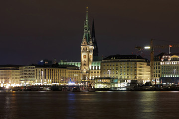 Obraz premium Night view of the Hamburg City Hall from the lake Binnenalster