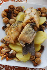 Peces con papas y hongos