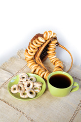 Tea in a green mug and bagels on a linen napkin