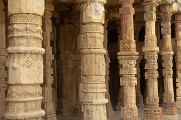 Détails d'une colonne d'un batiment dans le parc de Qutab minar