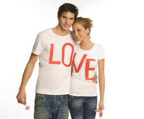 Pärchen mit T-Shirt Love