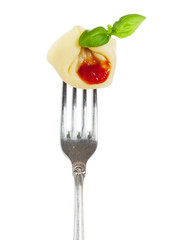 tortelloni mit tomatensoße auf gabel isoliert