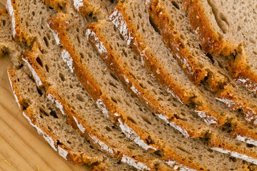 Brotschnitten aus dunklem Brot