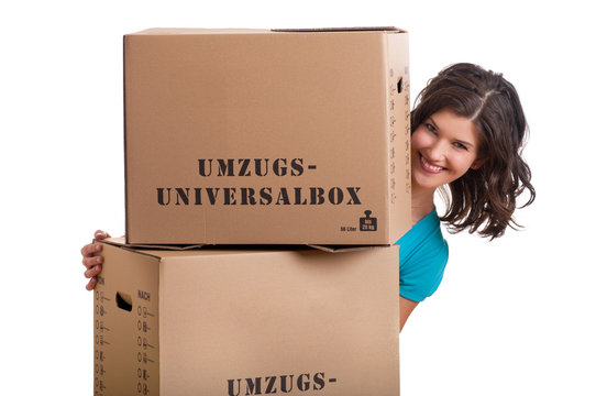 Frau h&auml;lt Umzugskisten