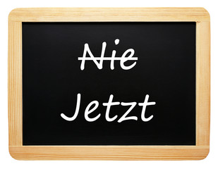 Obraz premium Nie / Jetzt - Konzept Tafel - freigestellt