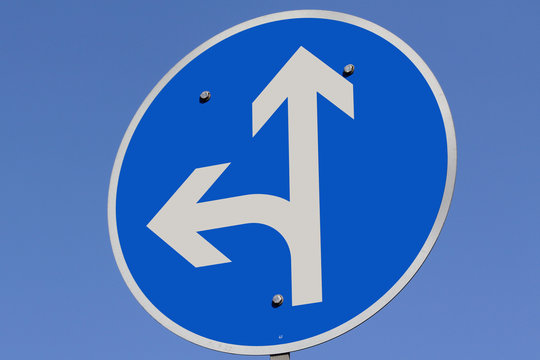 Verkehrsschild: geradeaus und Abbiegespur links