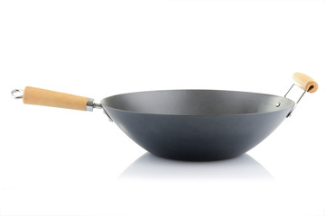 wok sur fond blanc