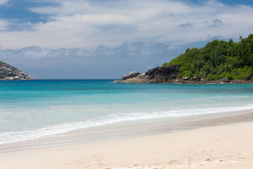 plage de sable blanc aux Seychelles