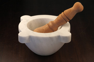 mortaio di marmo con pestello legno