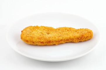 poisson pané sur une assiette