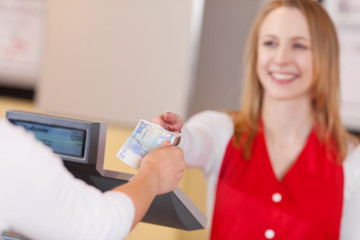 kundin bezahlt 20 euro im supermarkt