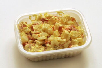 Insalata russa in vaschetta