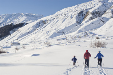 Fototapeta na wymiar Rodzina wycieczka w rakietach śnieżnych
