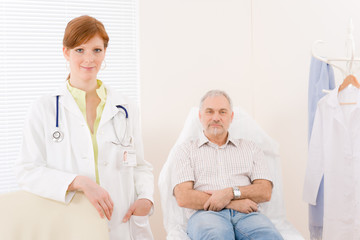 Obraz premium Doctor office - portrait female physician patient