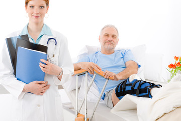 Obraz premium Hospital - female doctor patient broken leg