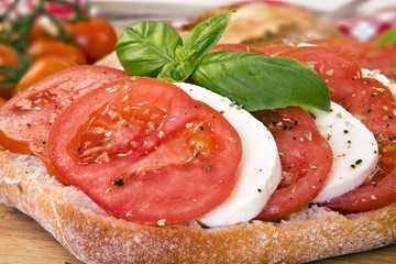 Ciabatta mit Tomaten und Mozzarella