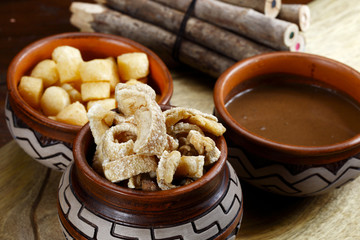 Torresmo com mandioca e caldo de feijão