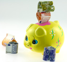 amour de l'argent : tirelire cochon fleuri et billets coeur