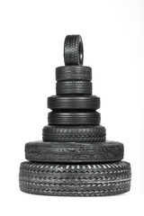 Pyramide aus Reifen