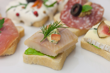 Canapes mit Forellenfilet