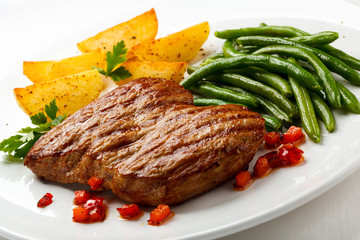 Grilled steak, potatoes and green beans