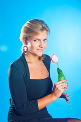 The model sits on a chair